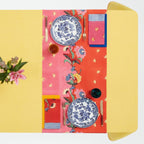 Chemin de table indonésien à motif de roses rouges