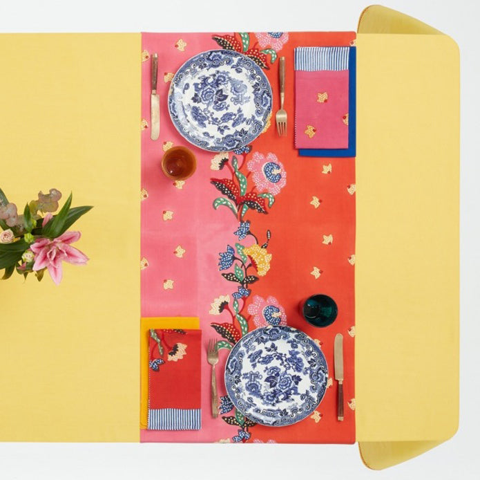 Chemin de table indonésien à motif de roses rouges