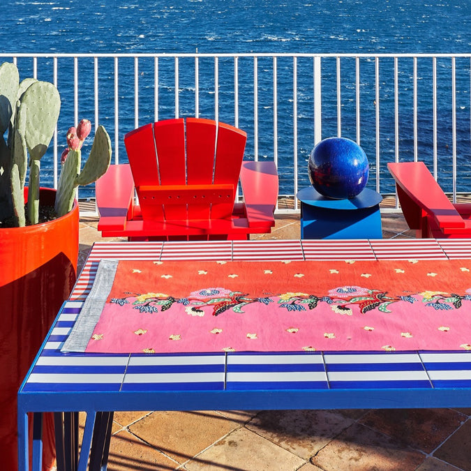 Chemin de table indonésien à motif de roses rouges