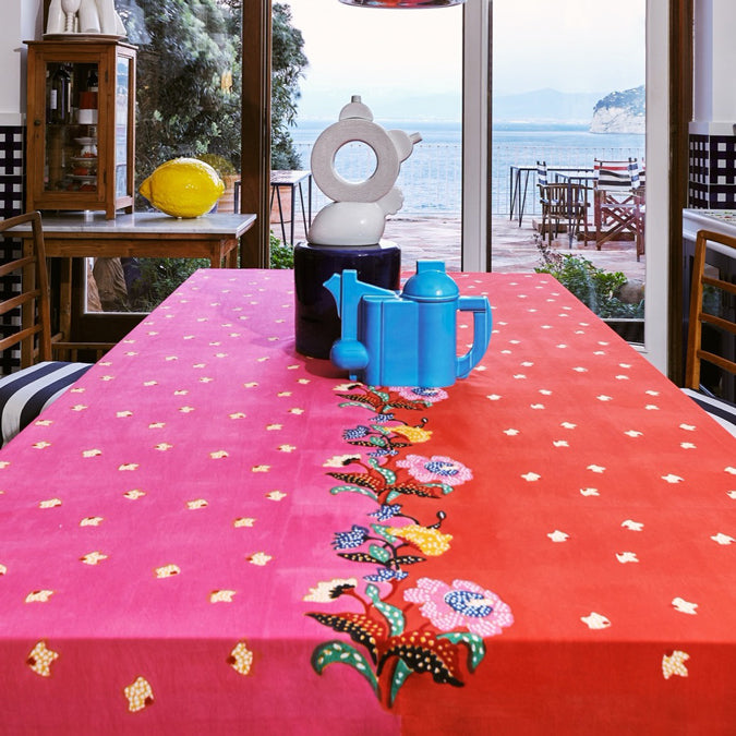 Nappe indonésienne en coton à motif de roses rouges