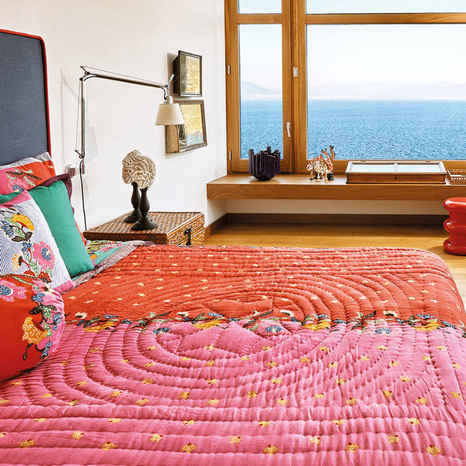 Couette indonésienne à motif de roses rouges