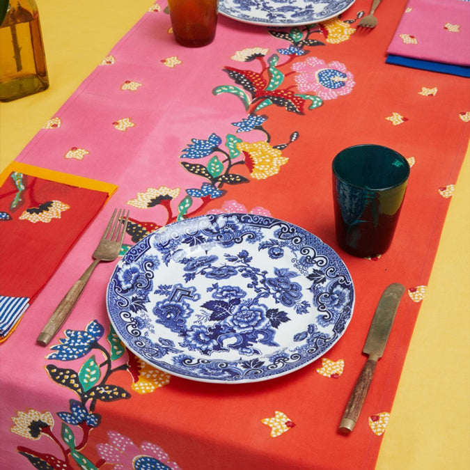 Chemin de table indonésien à motif de roses rouges