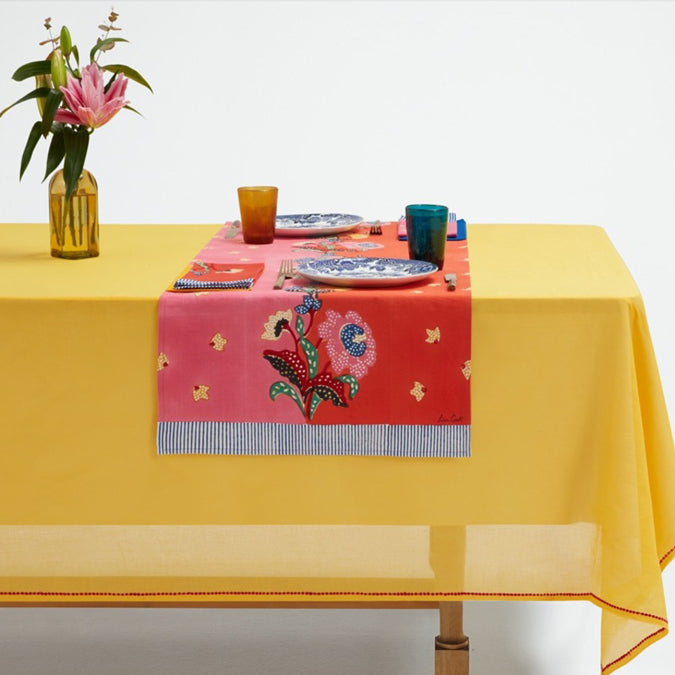 Chemin de table indonésien à motif de roses rouges