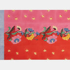 Chemin de table indonésien à motif de roses rouges