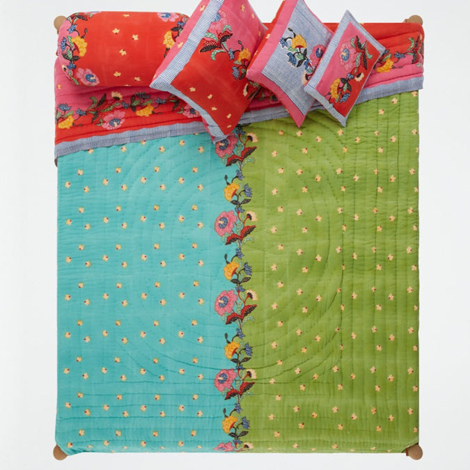 Couette indonésienne à motif de roses rouges