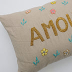 Coussin lombaire brodé beige Amour