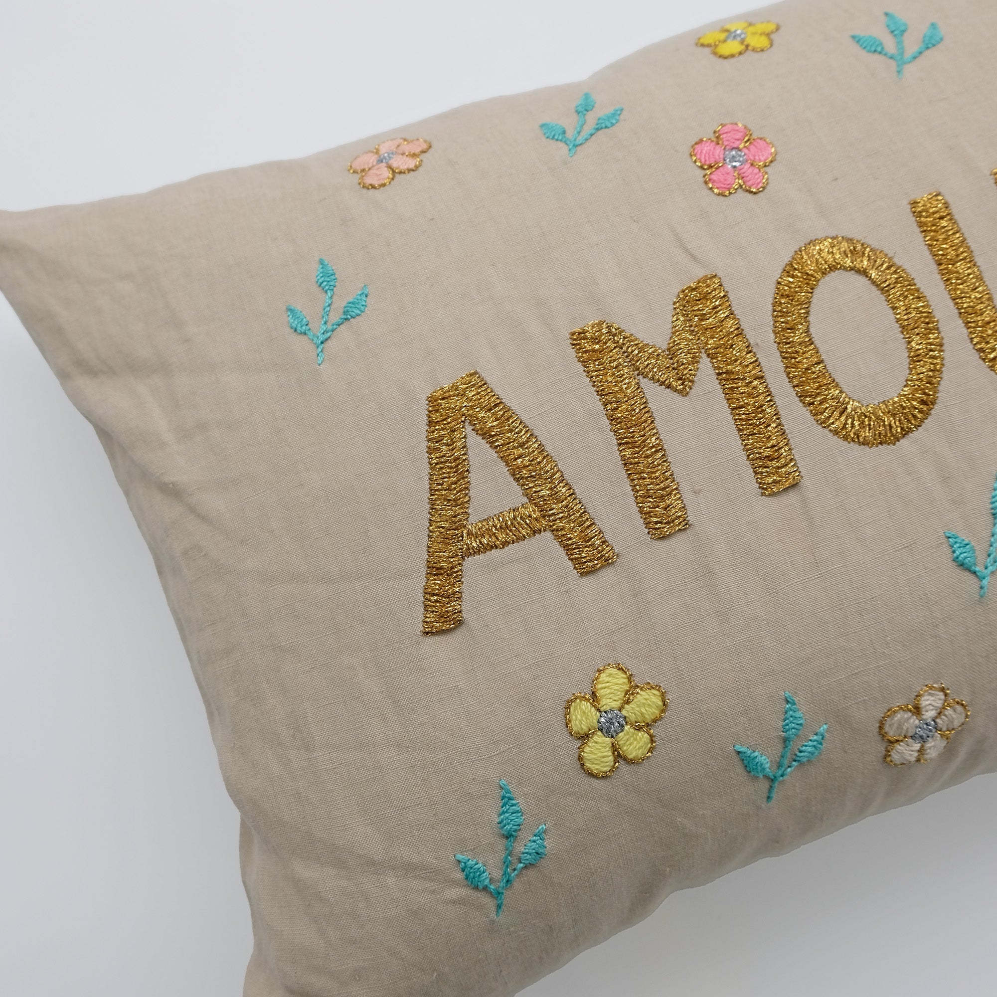 Coussin lombaire brodé beige Amour