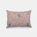 Coussin lombaire brodé rose clair Amour