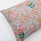 Coussin lombaire brodé rose clair Amour