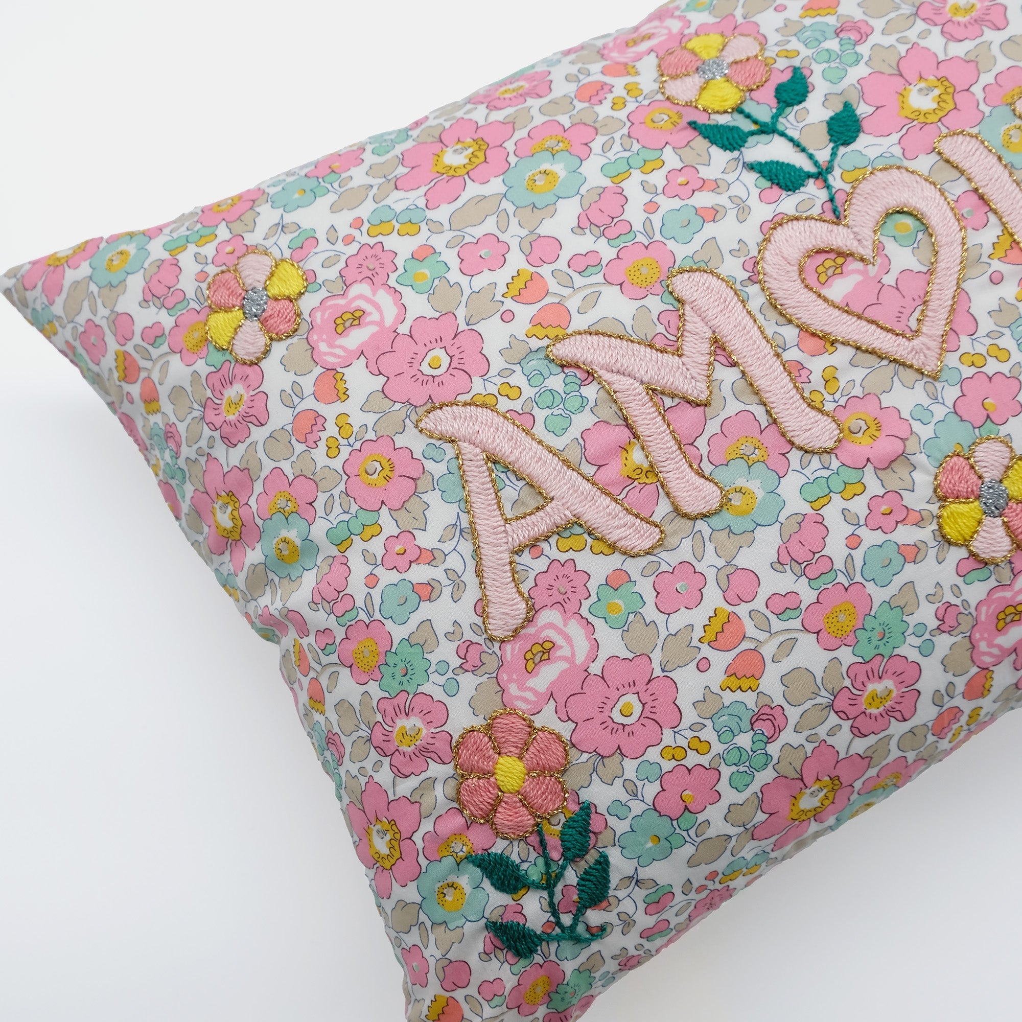 Coussin lombaire brodé rose clair Amour