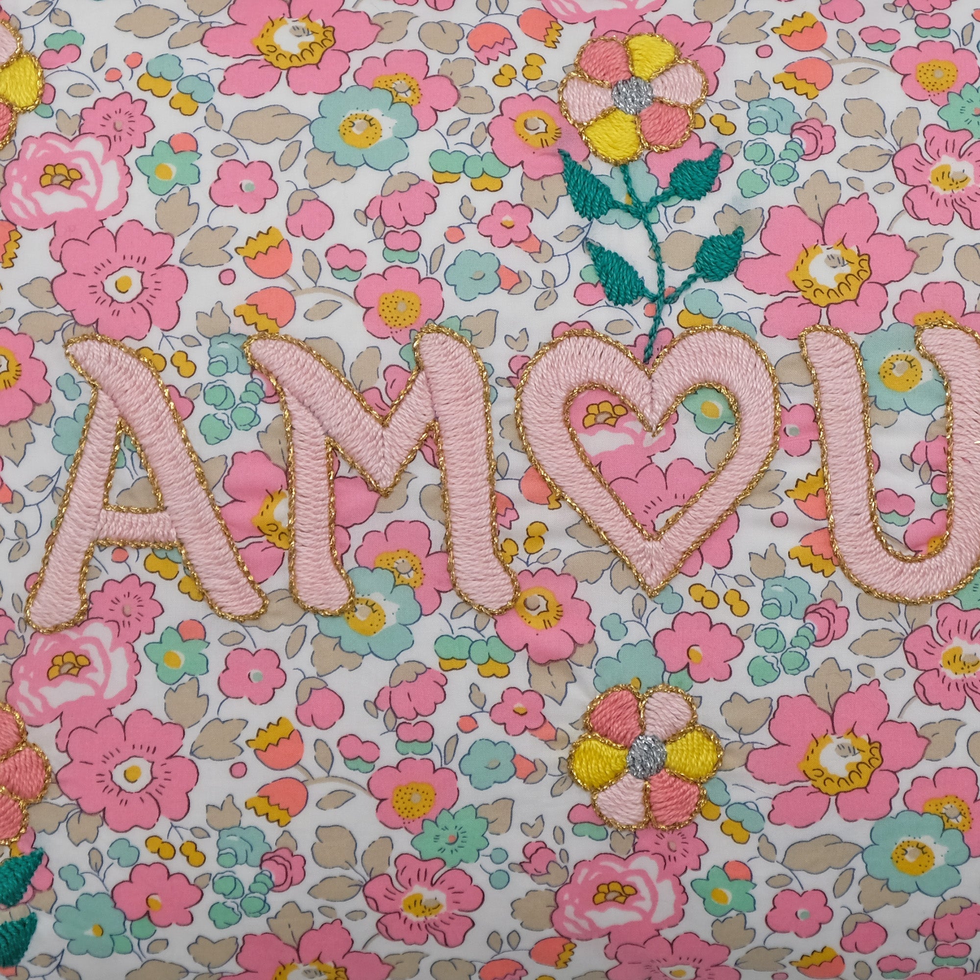 Coussin lombaire brodé rose clair Amour