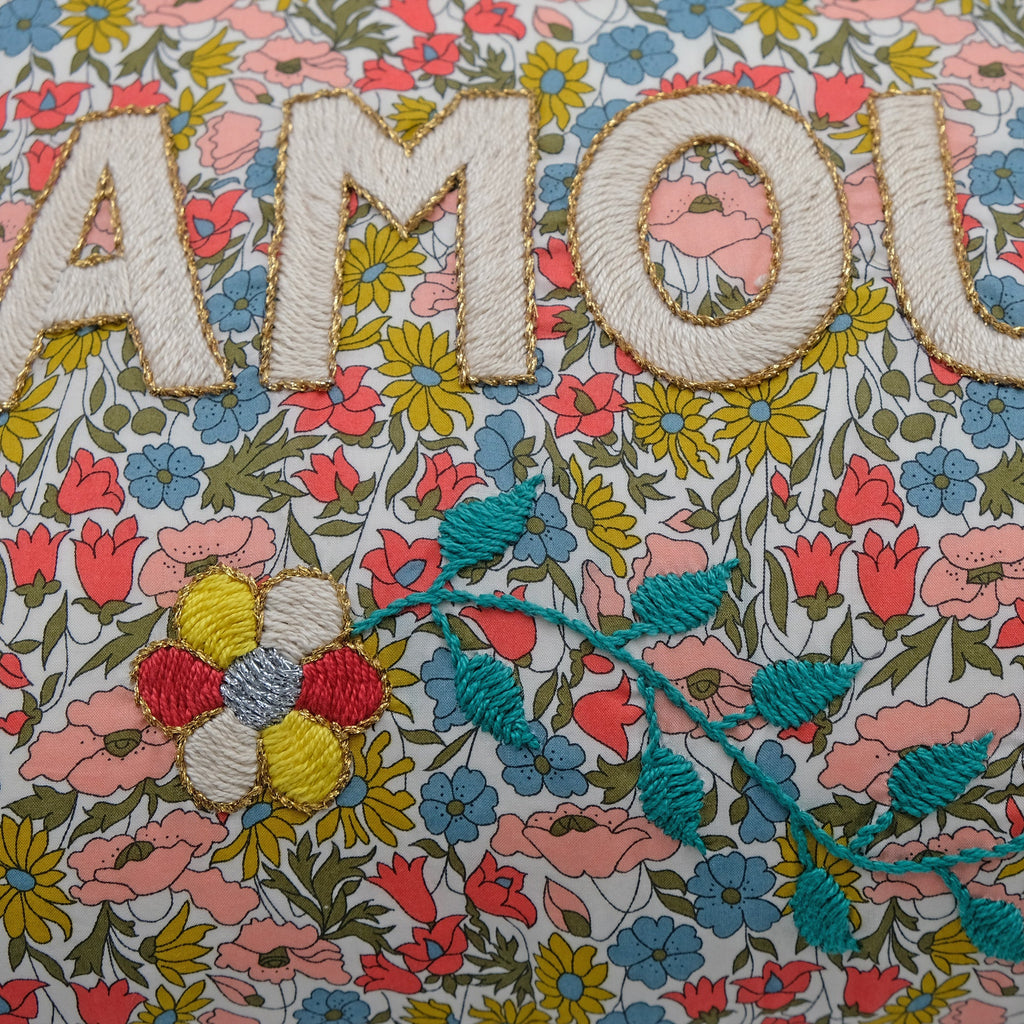 Coussin lombaire brodé multi-couleurs Amour