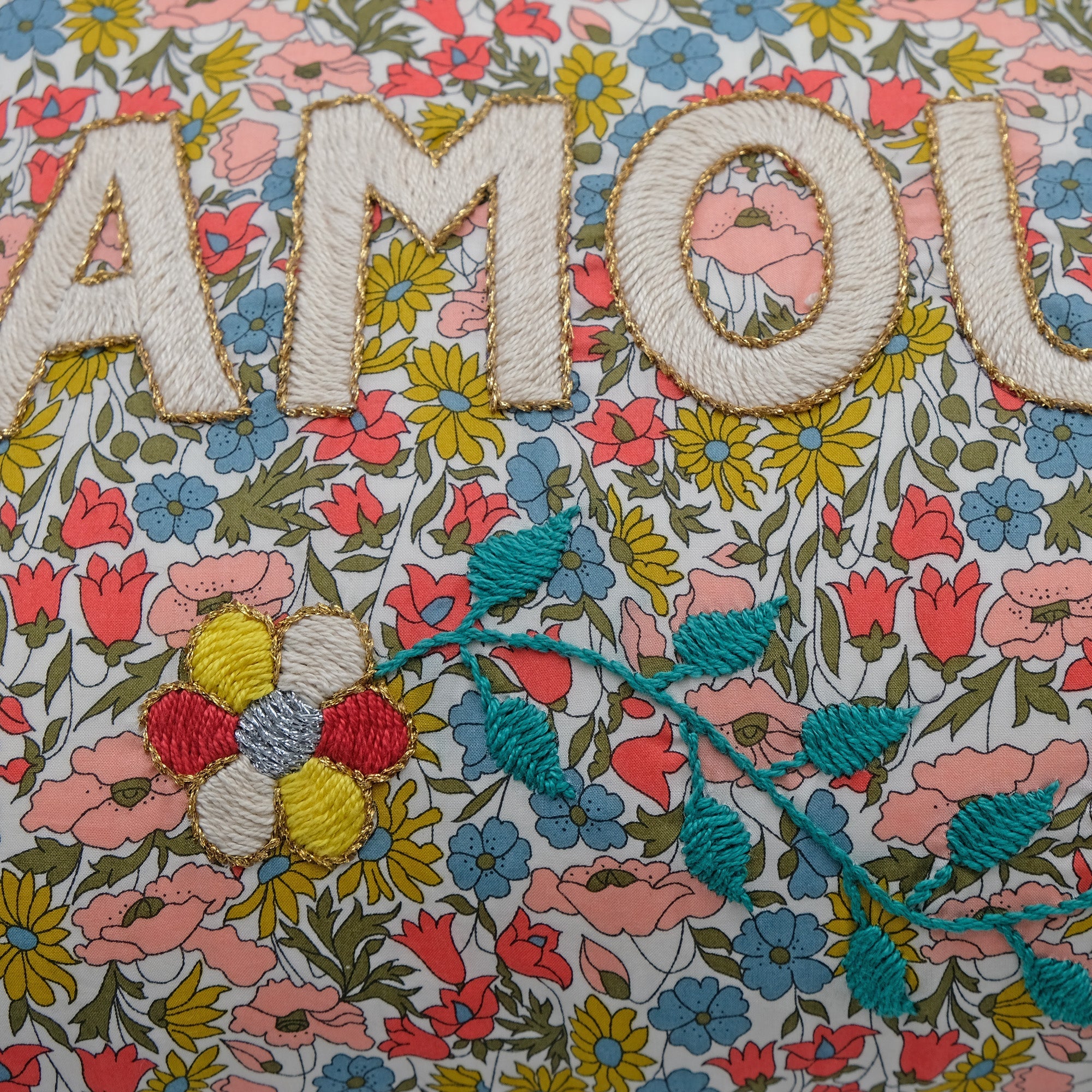 Coussin lombaire brodé multi-couleurs Amour