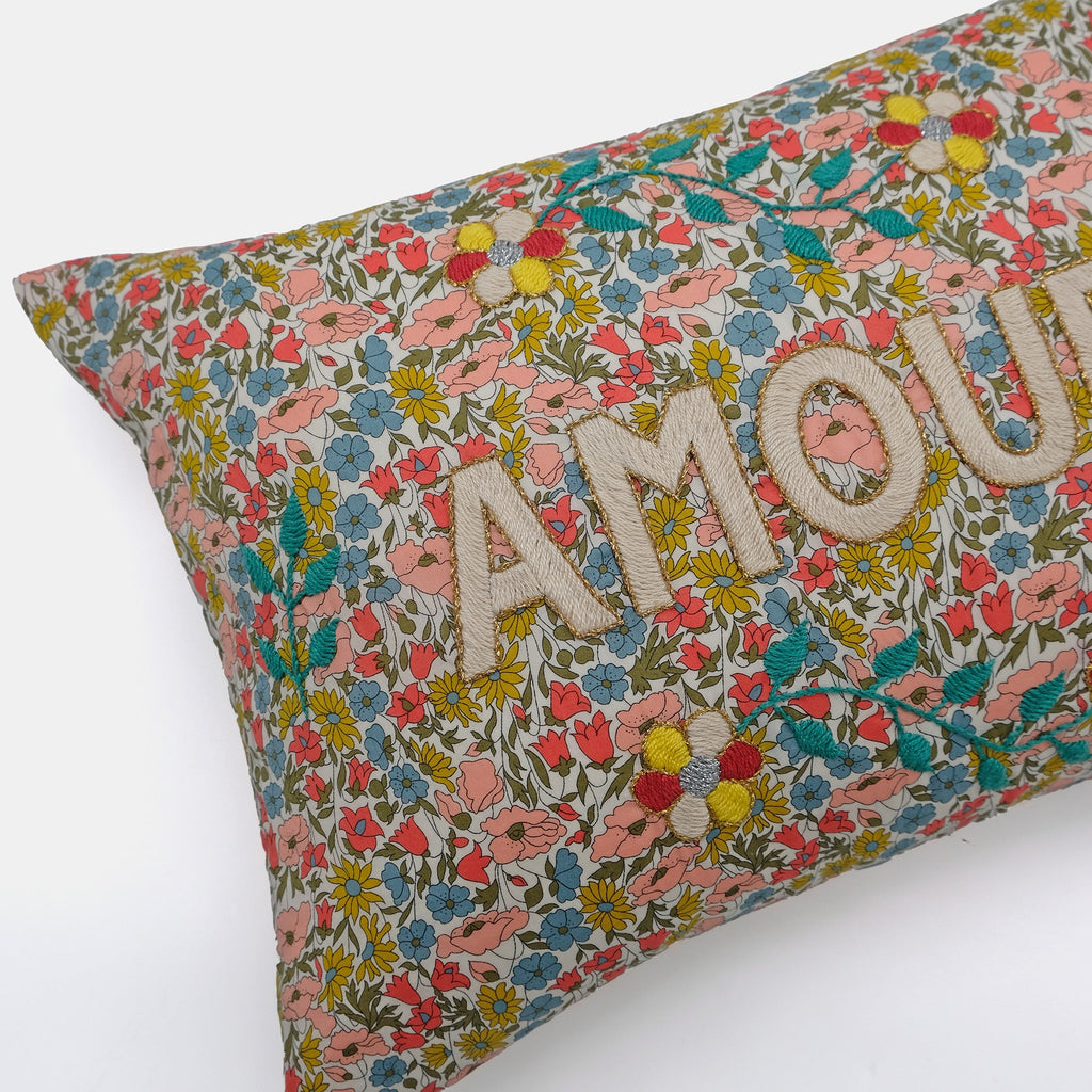 Coussin lombaire brodé multi-couleurs Amour