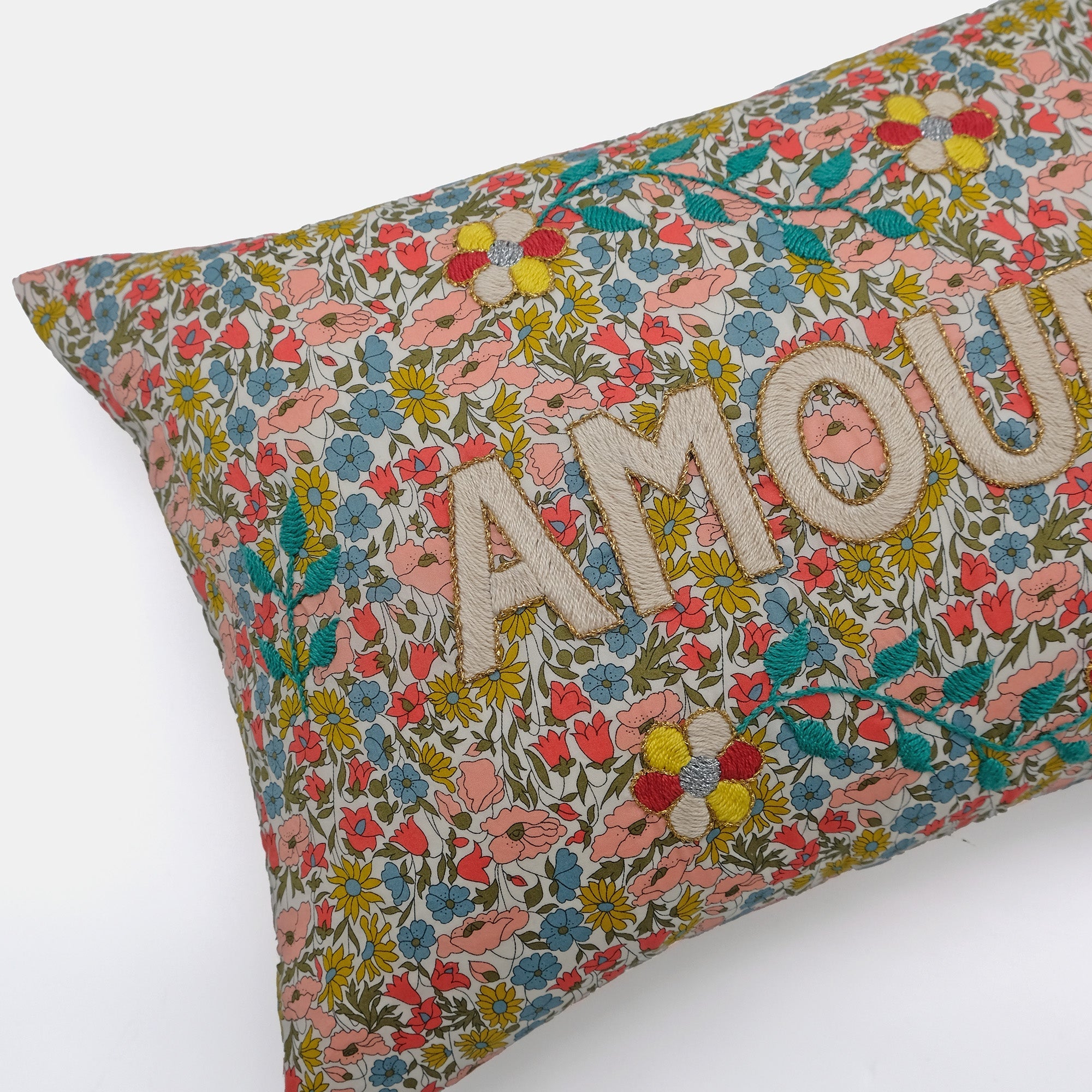 Coussin lombaire brodé multi-couleurs Amour