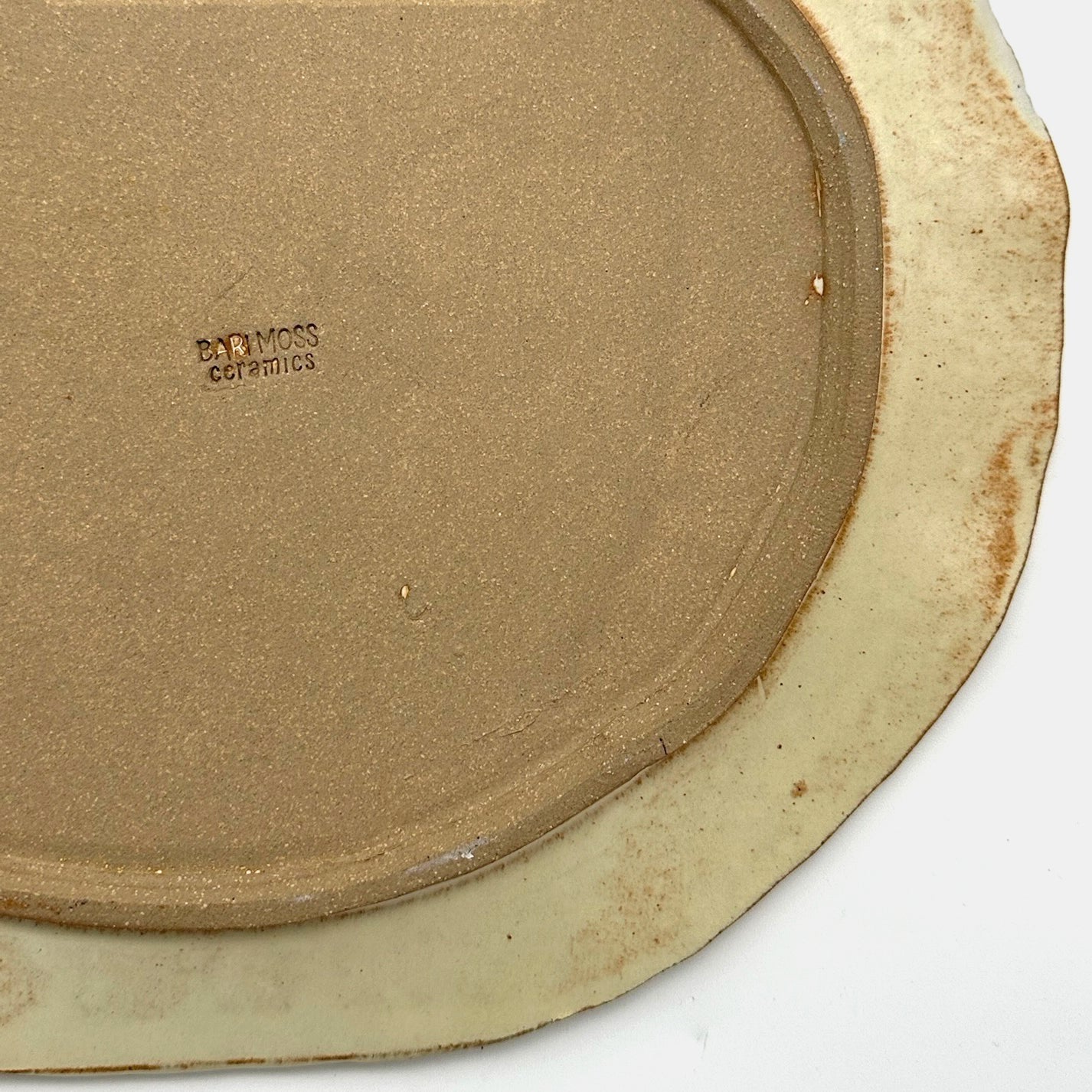 Plat de service arrondi en naturel