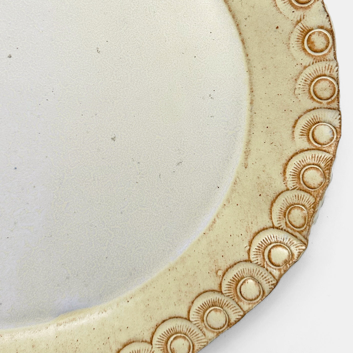 Plat de service arrondi en naturel