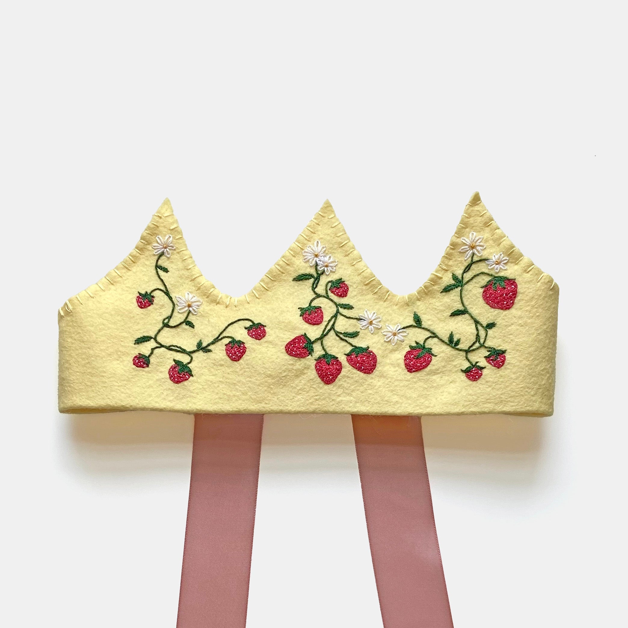 Couronne en feutre faite à la main dans un champ de fraises