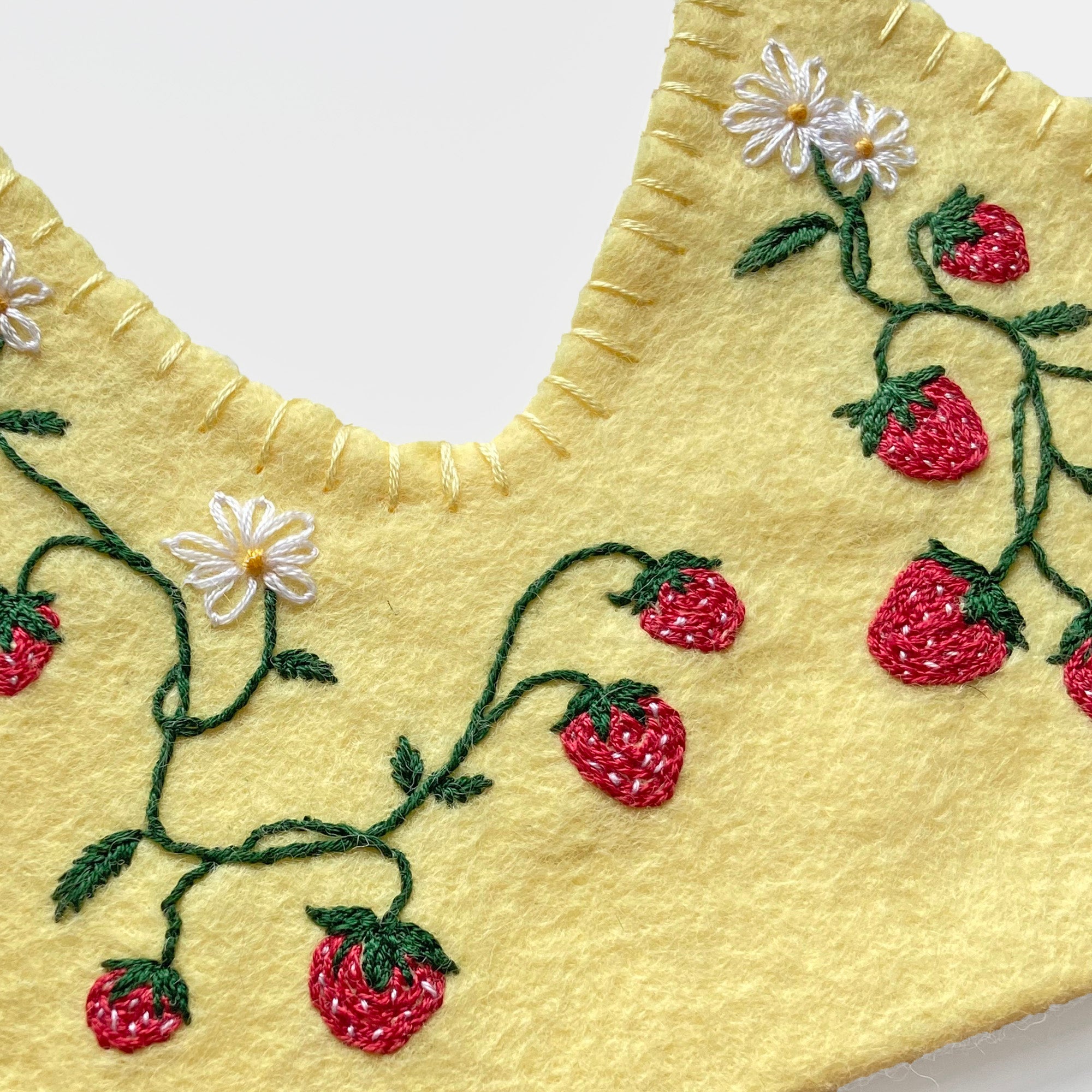 Couronne en feutre faite à la main dans un champ de fraises