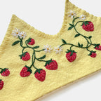 Couronne en feutre faite à la main dans un champ de fraises