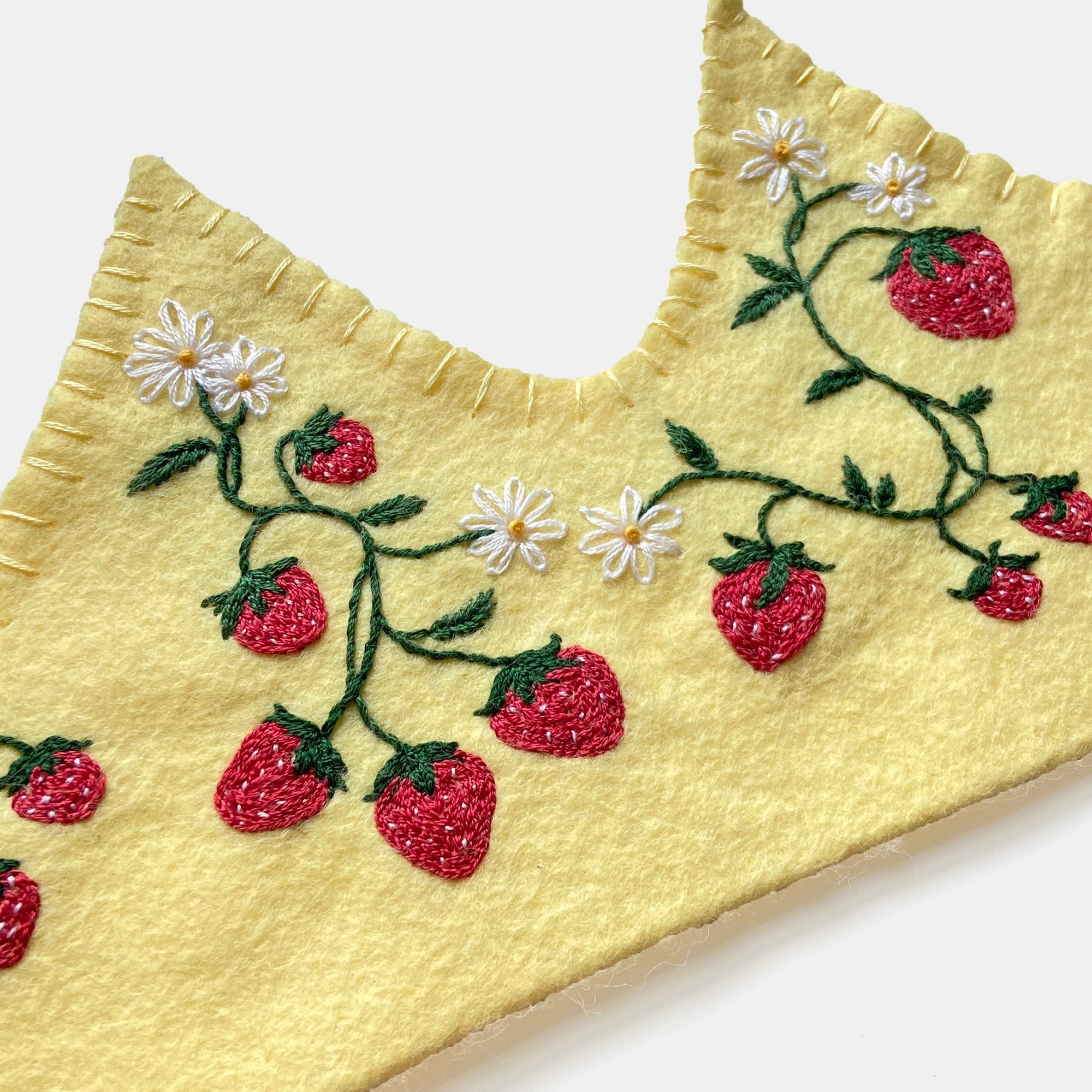 Couronne en feutre faite à la main dans un champ de fraises