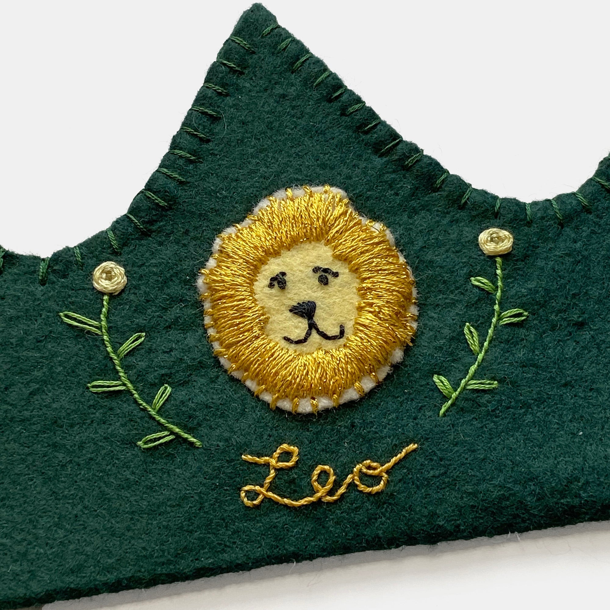 Couronne en feutre faite à la main avec motif du zodiaque Lion