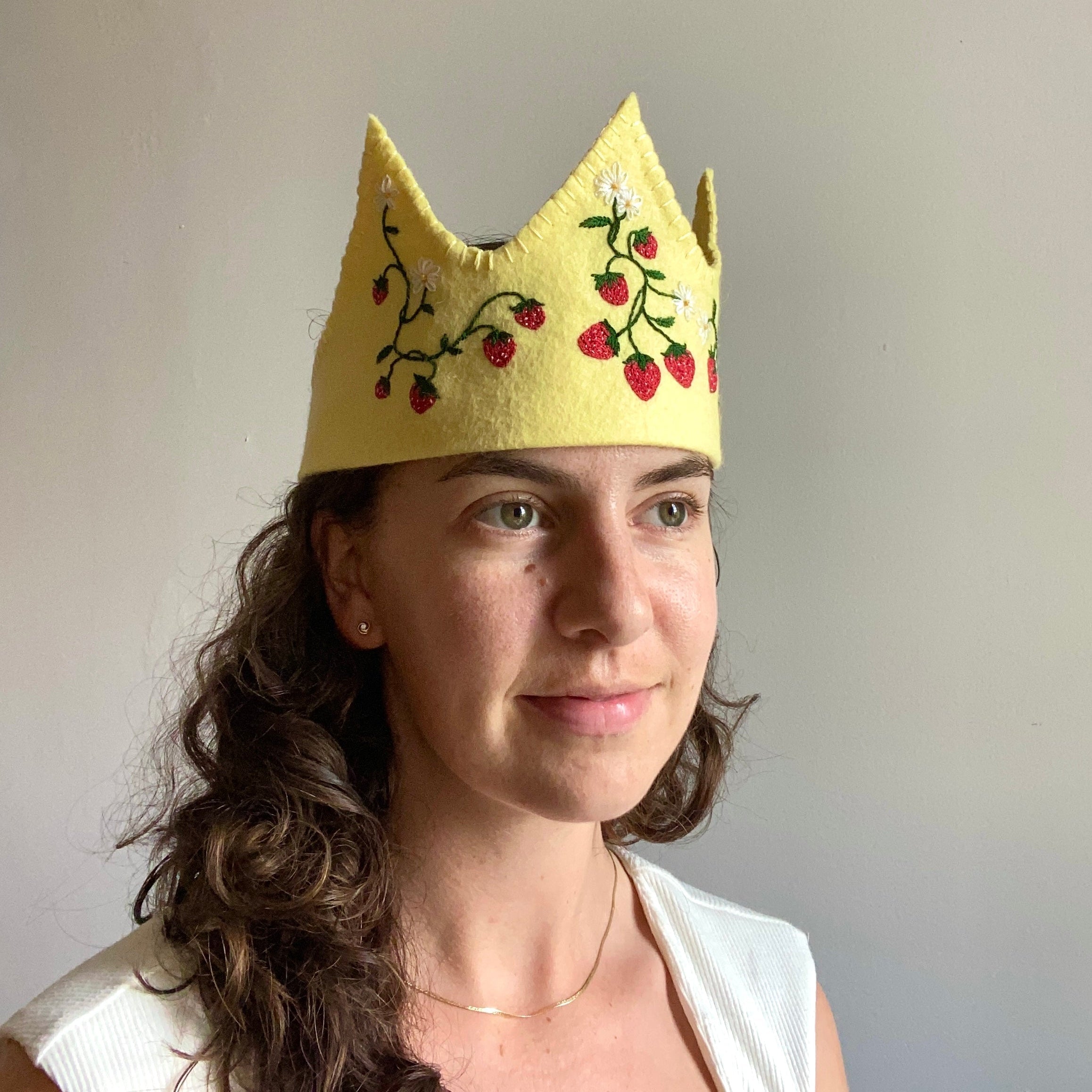 Couronne en feutre faite à la main dans un champ de fraises