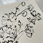 Cosmos dans un vase II à l'encre de Chine par Aislinn Forbes