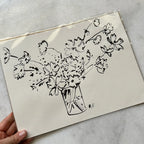 Cosmos dans un vase II à l'encre de Chine par Aislinn Forbes