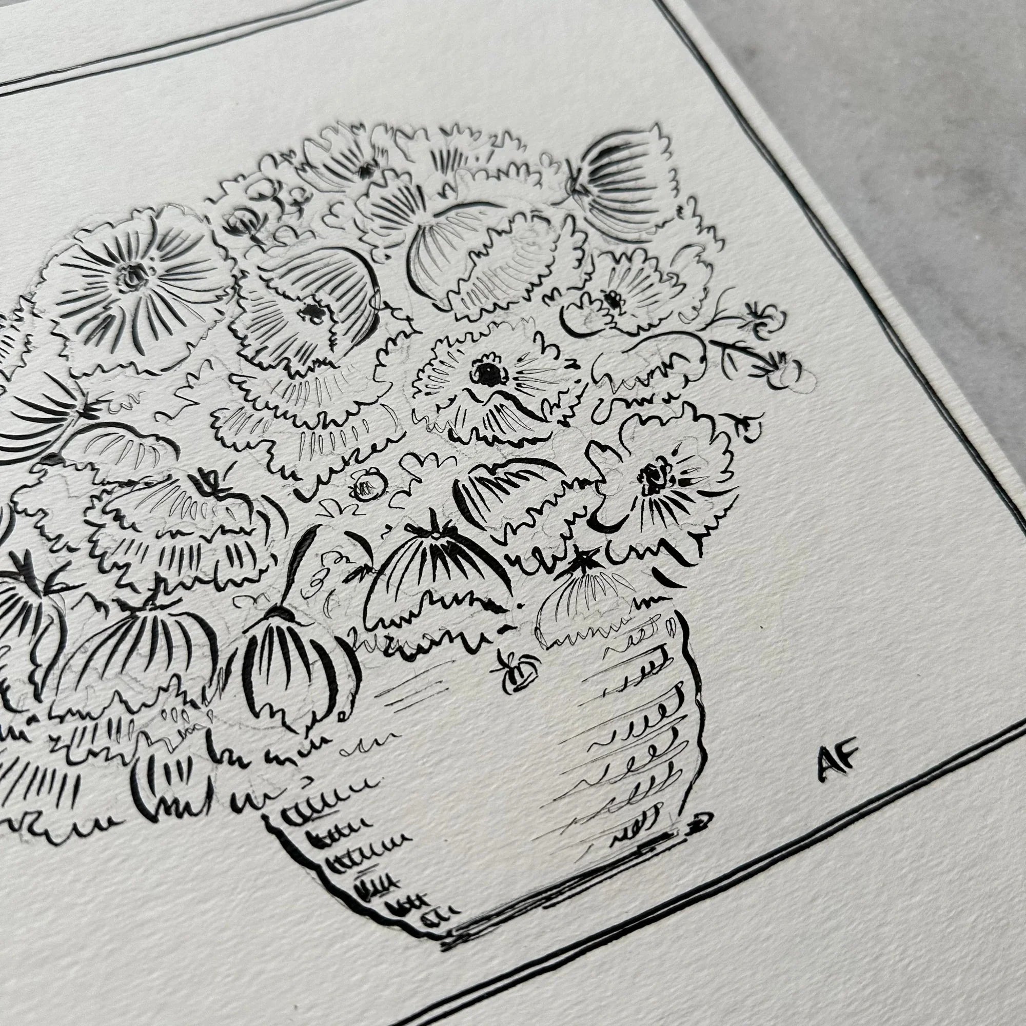 Cosmos en vase à l'encre de Chine i par Aislinn Forbes