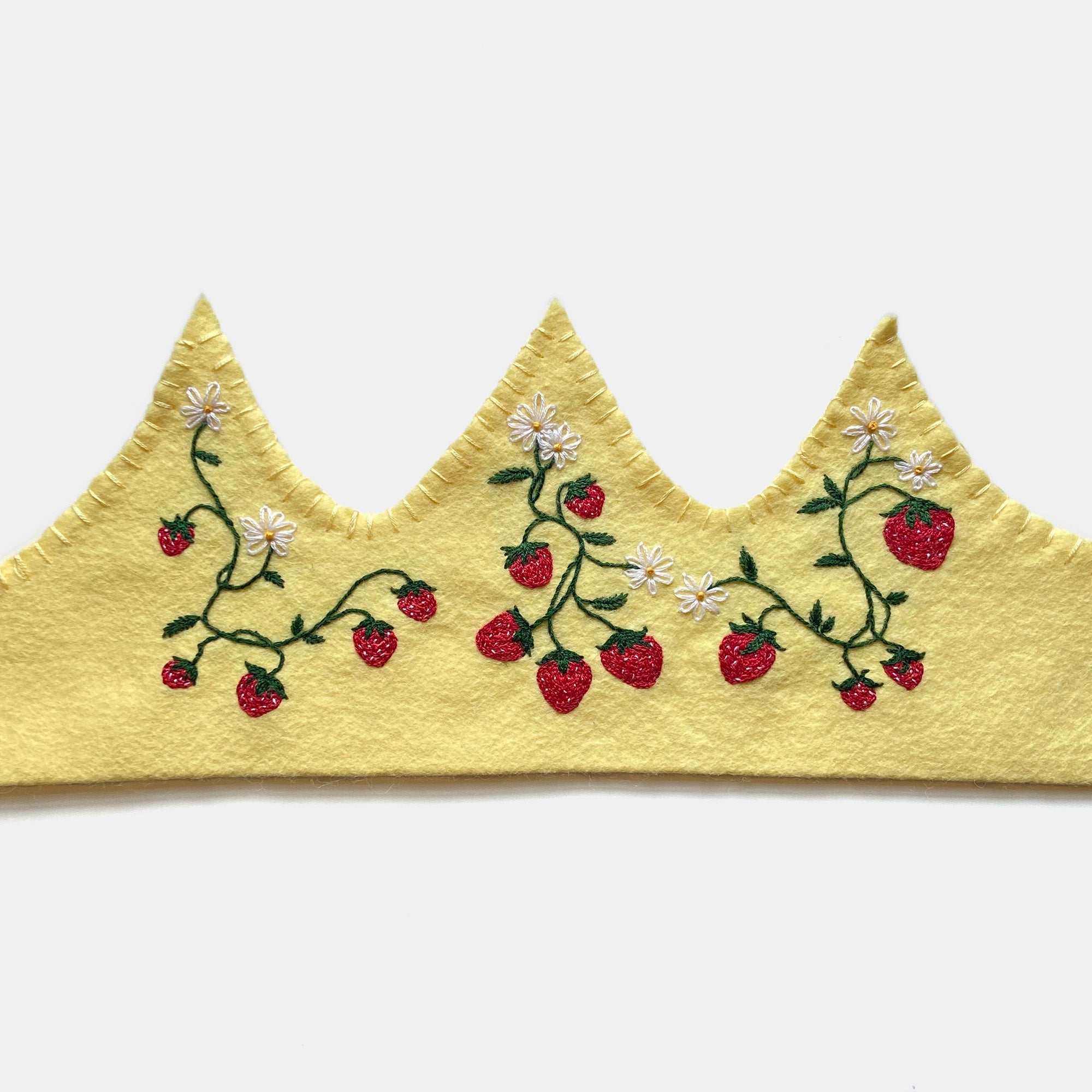 Couronne en feutre faite à la main dans un champ de fraises