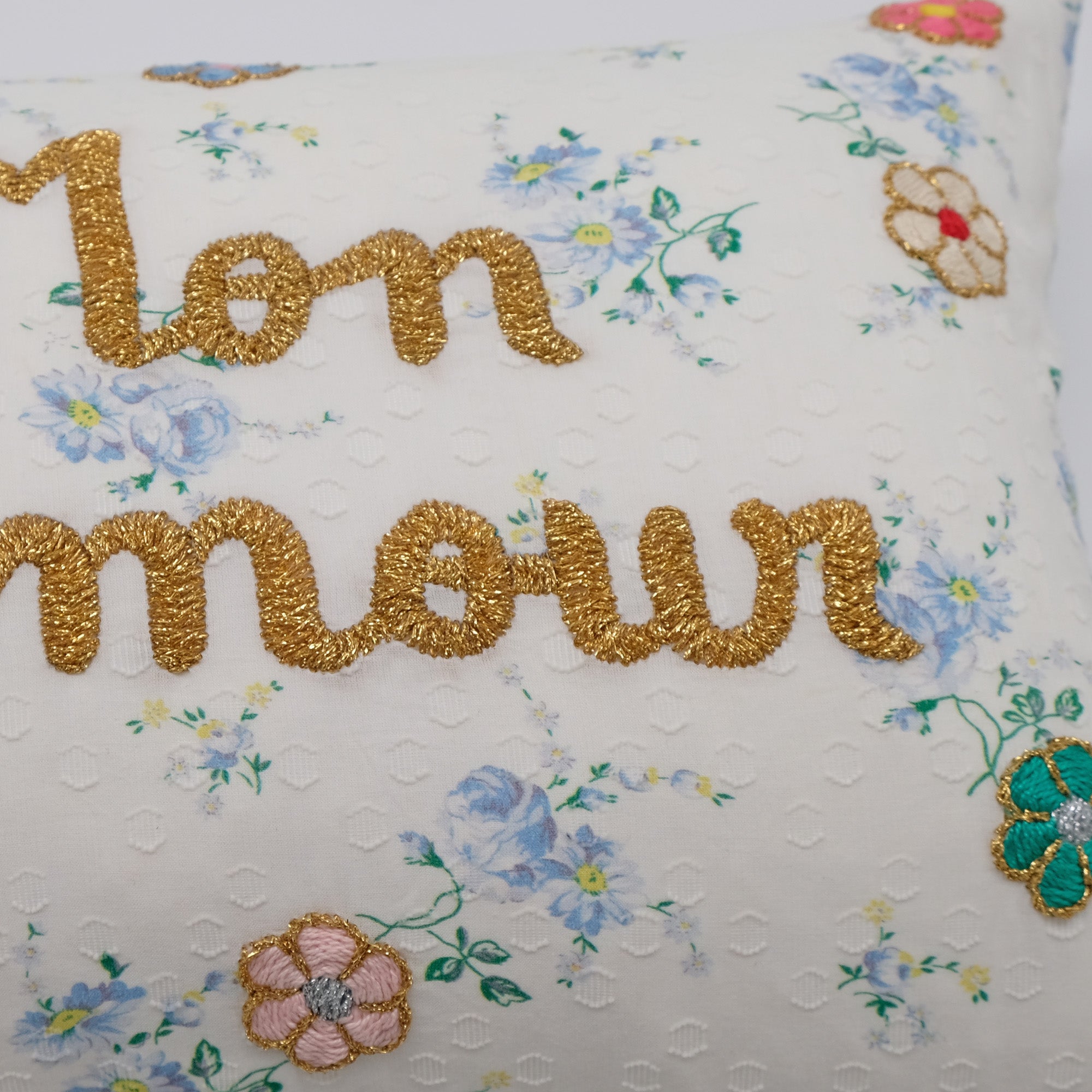 Coussin lombaire brodé blanc Mon Amour