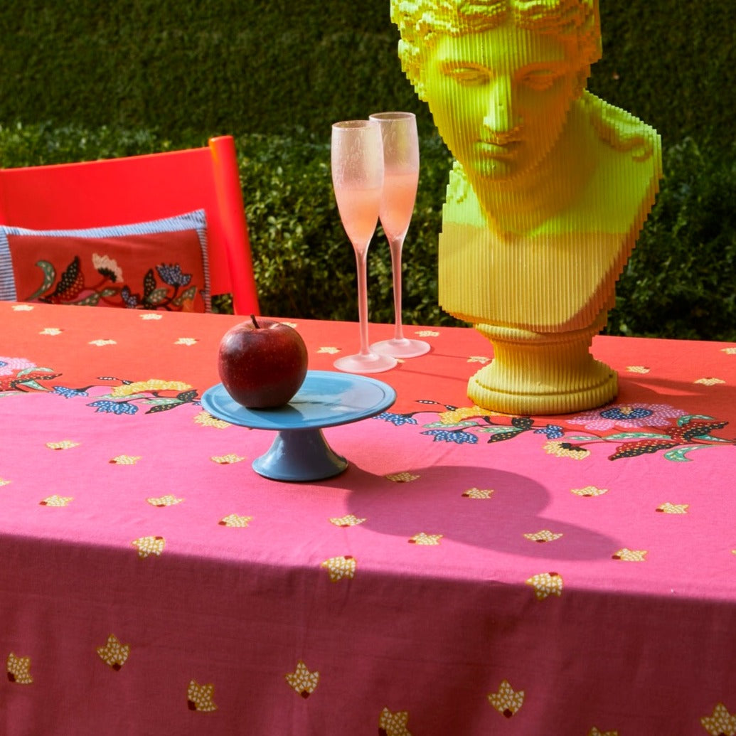 Nappe indonésienne en coton à motif de roses rouges