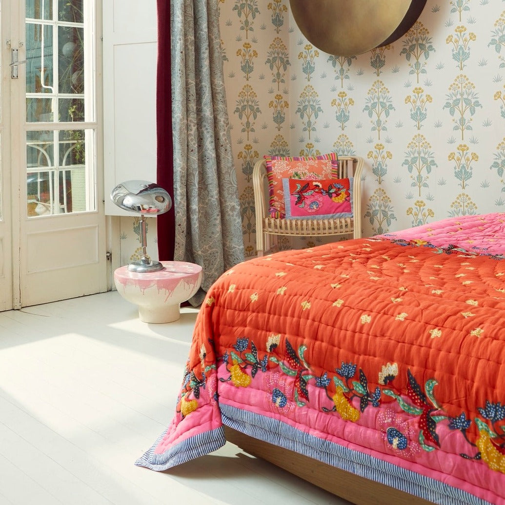 Couette indonésienne à motif de roses rouges