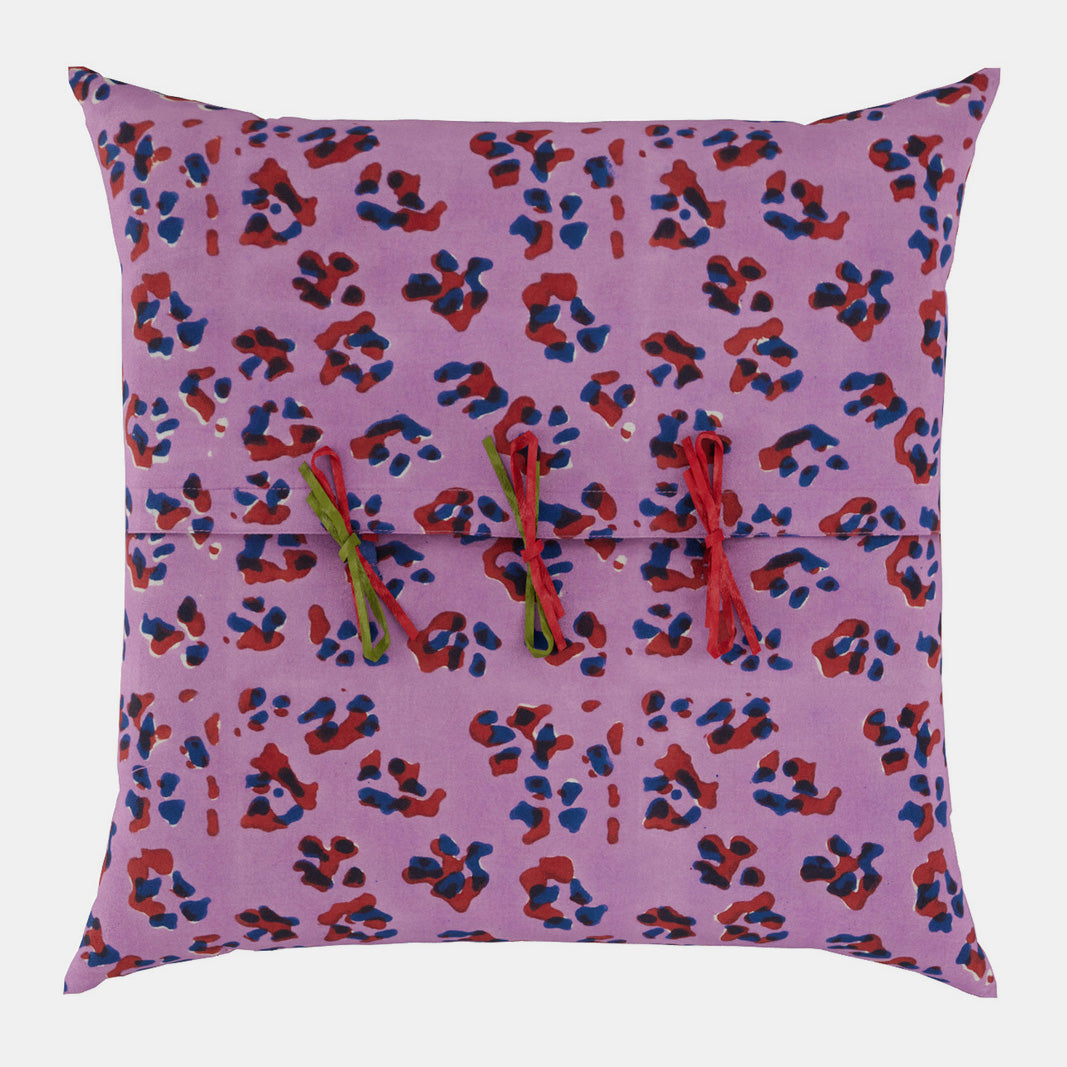 Coussin carré doré à rayures léopard