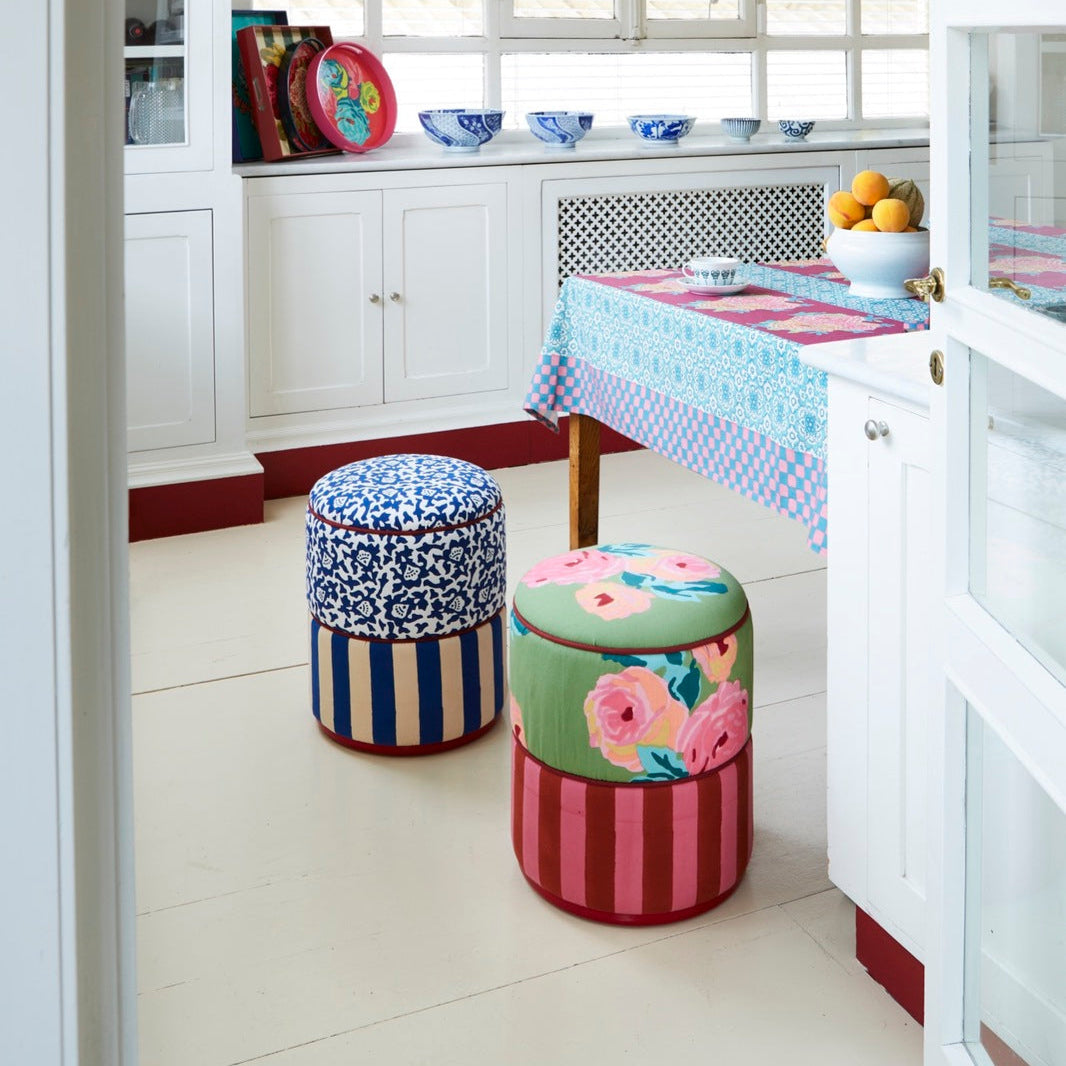 Pouf bleu à rayures bleues arabesques