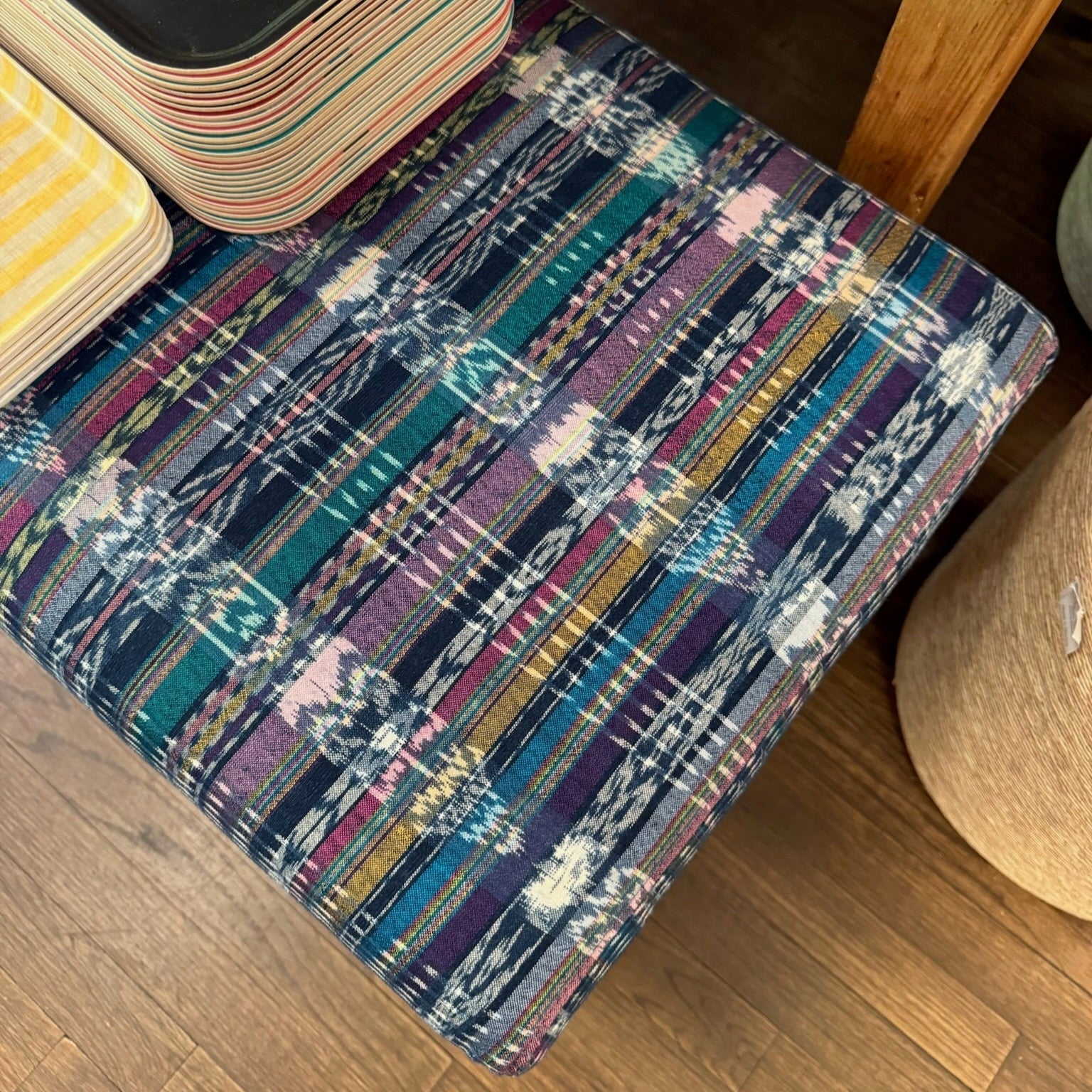 Banc Carmel en textile vintage (images du magasin présentées)